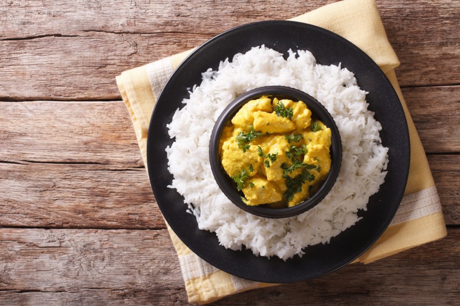 Quelle est la recette de poulet au curry et lait de coco ?